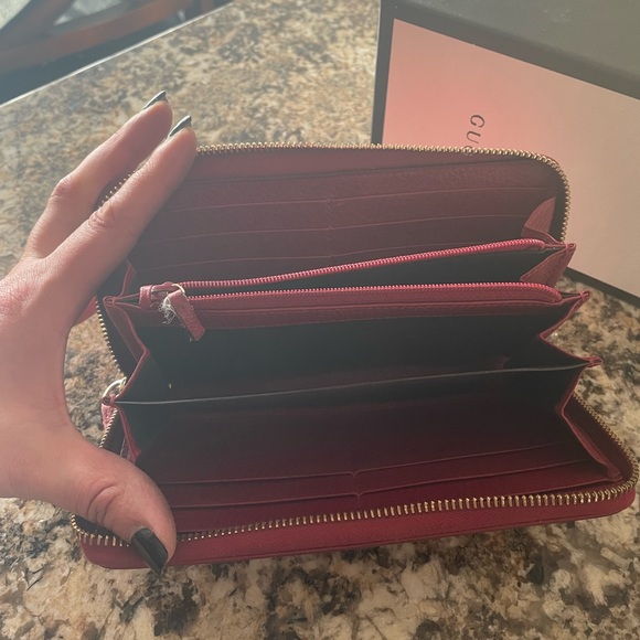 Red  authentic GUCCI wallet .  3 years old . - Picture 2 of 4
